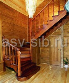 Лестница в доме из клеёного бруса